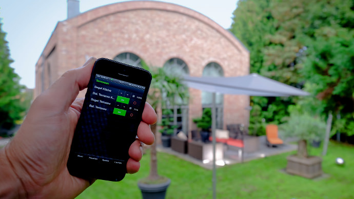 Smartphonegesteuertes Sonnensegel in elektrisch aufrollbar per Wlan