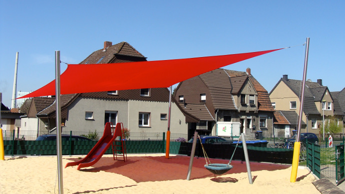 Sonnensegel über Spielplatz im Kindergarten