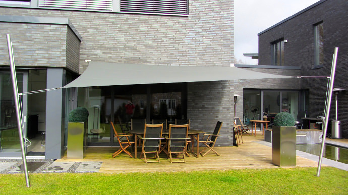 Sonnensegel in höhenverstellbar auf der Terrasse als Sonnen- und Regenschutz