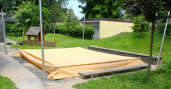 Sonnensegel Sandkastenabdeckung in gelb über Sandkasten