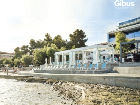 Lamellendach auf einer Restaurant-Außenterrasse am Meer