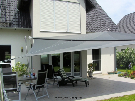 Sonnensegel manuell Hamm 3M / 1W II. graues Segel vor einem Haus