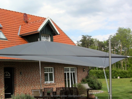 Sonnensegel - elektrisch + anthrazitfarben - über Gartenterrasse in Meppen 