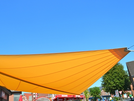 Sonnensegel - elektrisch - in Ascheberg in Gelb vor Supermarkt
