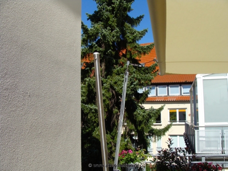 Sonnensegel-Markise elektrisch Lippstadt 2M II. in elfenbein über einen Balkon