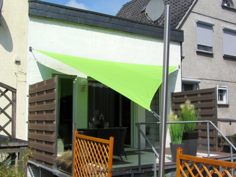 Sonnensegel feststehend Arnsberg 1M / 2W grünes Segel vor einem Haus