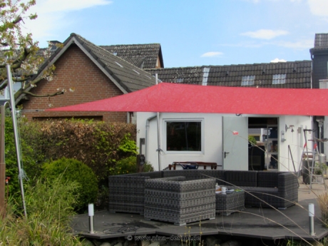 Sonnensegel feststehend Münster 4M III. rotes Segel über einer Gartenterrasse