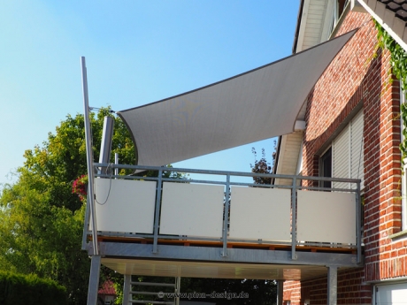 Sonnensegel feststehend Hamm-Uentrop 2M / 2W graues Segel über einen Balkon