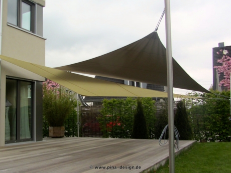 2 Sonnensegel feststehend Mühlheim an der Ruhr 2M / 1W gelbe Segel vor einem Haus