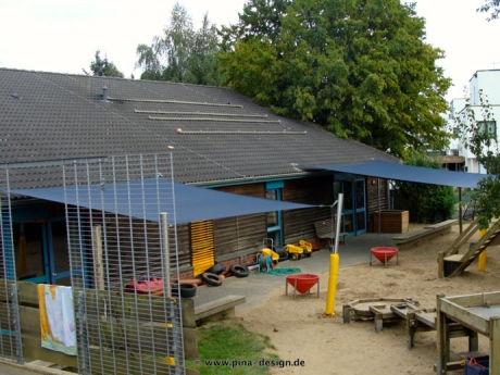 2 Sonnensegel feststehend Pulheim 2M / 2W II. blaue Segel vor einem Haus