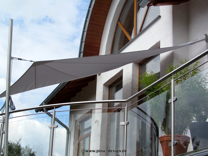 Sonnensegel manuell Büren 2M / 2W I. graues Segel über einen Balkon