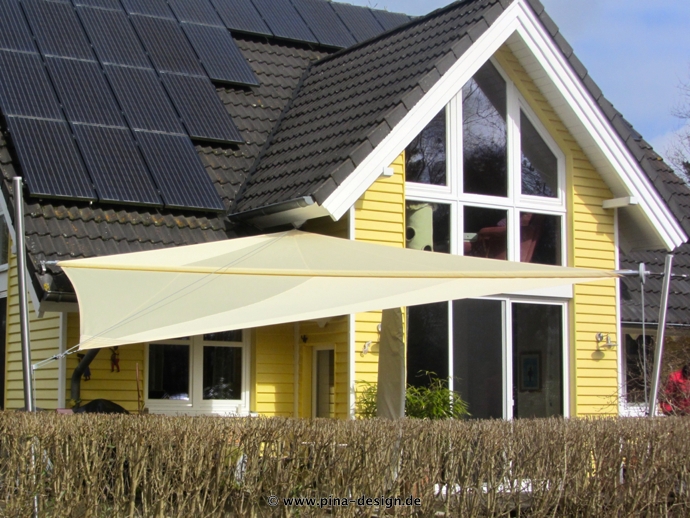 Sonnensegel manuell Osterholz 2M / 2W I. in elfenbein vor gelben Haus