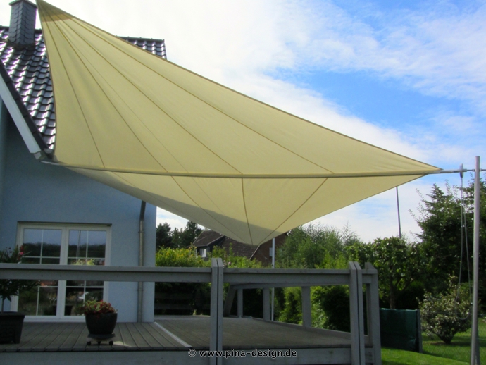 Sonnensegel aufrollbar Baddeckenstedt vor hellblauem Haus mit Terrasse