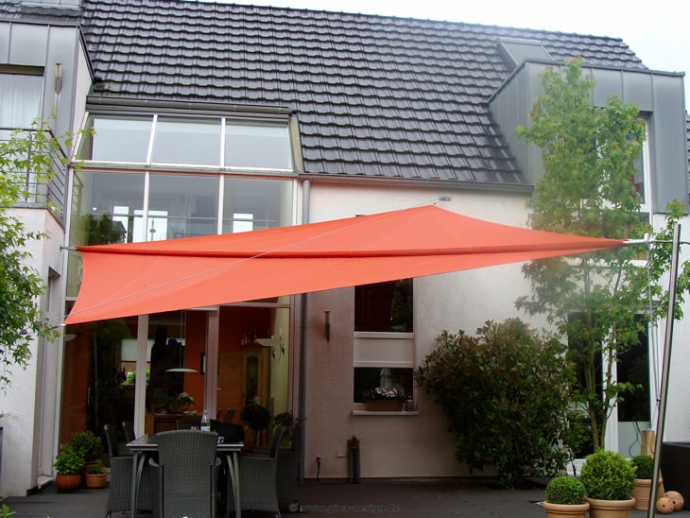 Sonnensegel manuell aufrollbar auf einer Terrasse in Mettmann