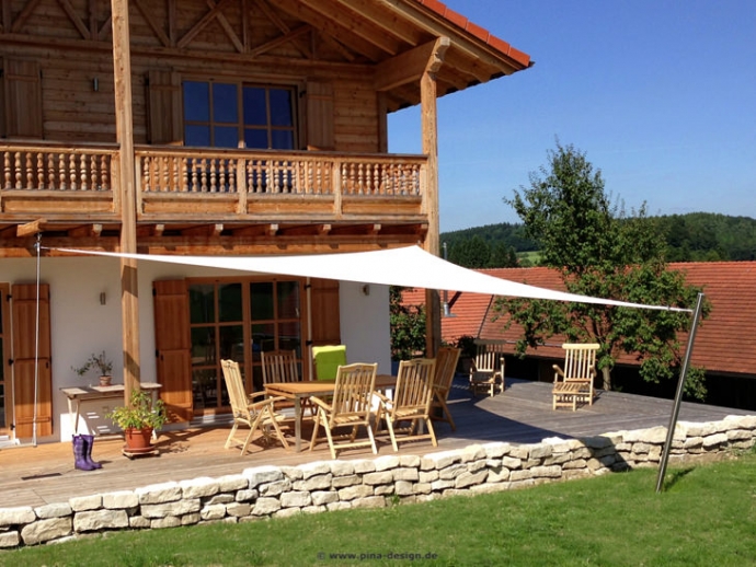 Sonnensegel an einer Terrasse in Bayern am Holzhaus