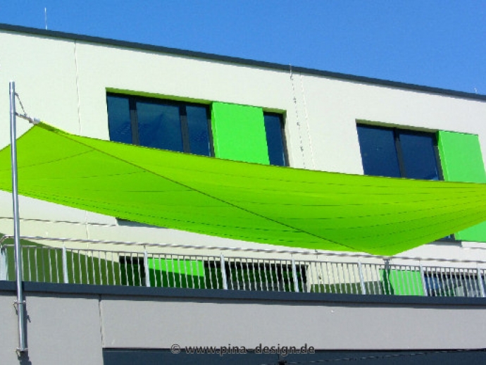 Grünes Sonnensegel - elektrisch - in Gummersbach über Dachterrasse