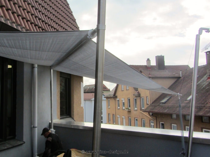 Sonnensegel elektrisch Tübingen 3M / 1W graues Segel über einer Dachterrasse