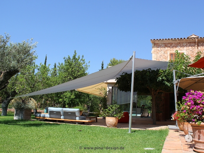 Mallorca - Seitenansicht elektrisches Sonnensegel mit grauem Segeltuch vor Finca