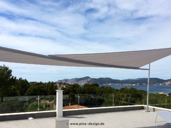 Sonnensegel - elektrisch - auf Mallorca über Dachterrasse mit Meerblick