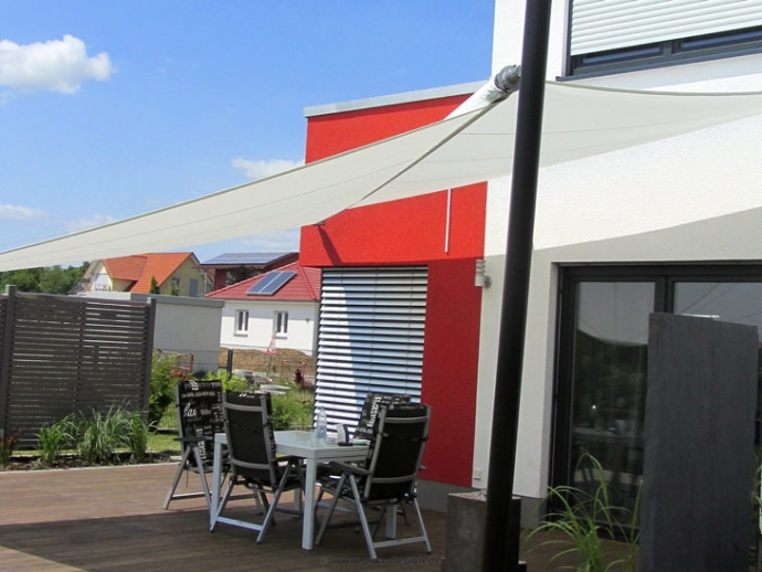 Sonnensegel elektrisch aufrollbar auf Terrasse in Münzberg von Pina Design®