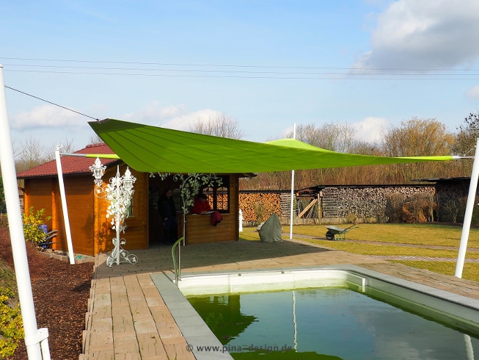 Sonnensegel elektrisch mit weißen Droppole-Masten über Pool/ Gartenterrasse