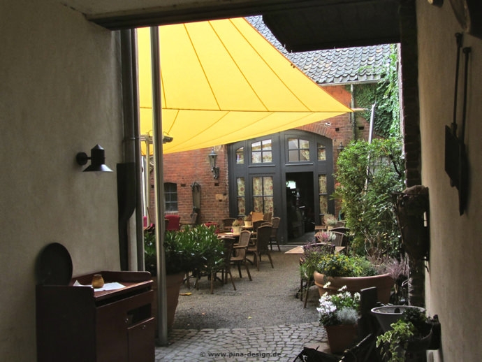 Xanten Sonnensegel im Hof des Gotischen Hauses