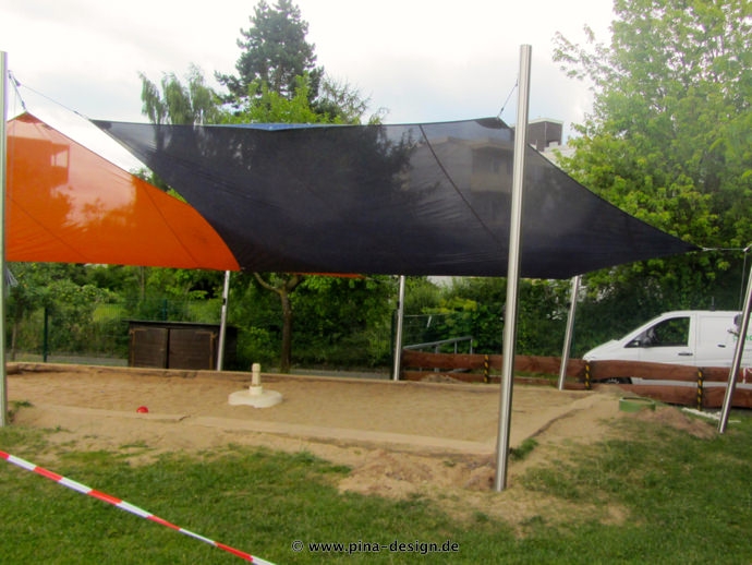 2 Sonnensegel feststehend Korbach 4M I. oranges und blaues Segel über einen Sandkasten