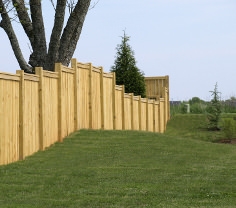 Großer und langer Sichtschutzzaun als Blickschutz für den Garten