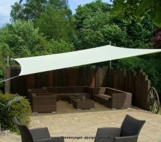 Sonnensegel aufrollbar in manuell Sonnensegel aufrollbar in manuell auf einer Gartenterrasse