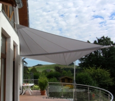 Sonnensegel manuell Büren 2M / 2W II. graues Segel über einen Balkon