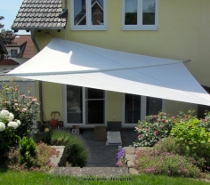 Sonnensegel manuell Grafschaft 2M / 2W II. Sonnensegel manuell Grafschaft 2M / 2W II. weißes Segel vor gelben Haus
