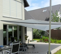 Sonnensegel manuell Hamm 3M / 1W I. Sonnensegel manuell Hamm 3M / 1W I. graues Segel vor einem Haus