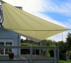 Sonnensegel aufrollbar Baddeckenstedt vor hellblauem Haus mit Terrasse