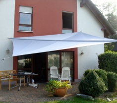 Sonnensegel manuell Castrop-Rauxel 2M / 2W graues Segel vor einem Haus