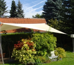 Sonnensegel manuell Düsseldorf 4M in elfenbein über einer Gartenterrasse