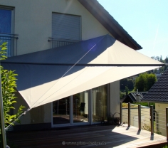 Sonnensegel manuell Freudenberg 2M / 2W graues Segel vor einem Haus