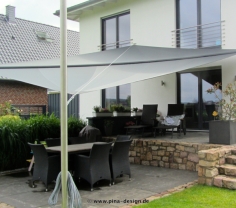 Sonnensegel manuell Ibbenbüren 2M / 2W I. anthrazites Segel vor einem Haus