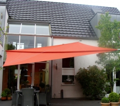 Sonnensegel manuell aufrollbar auf einer Terrasse in Mettmann