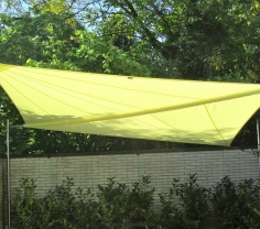 Sonnensegel manuell aufrollbar auf einer Gartenterrasse