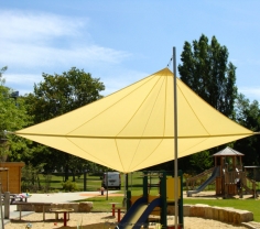 Düsseldorf Kita der "Metro" - Sonnensegel über Spielplatz