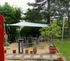 Sonnensegel manuell Oberhausen 4M graues Segel über einer Gartenterrasse