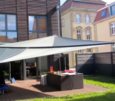 Sonnensegel manuell Recklinghausen 2M / 2W anthrazites Segel vor einem Haus