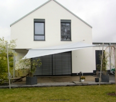 Tönisvorst I. - Sonnensegel über Terrasse