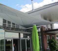 Seitenansicht  Harsewinkel - Sonnensegel über Terrasse und Wintergarten