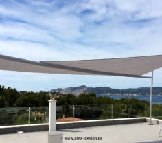 Sonnensegel - elektrisch - auf Mallorca über Dachterrasse mit Meerblick