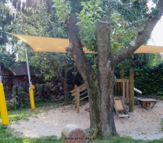 Sonnensegel feststehend Laer 4M oranges Segel über einen Spielplatz