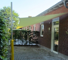 Sonnensegel feststehend Lüdinghausen 2M / 2W gelbes Segel vor einem Haus