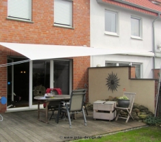 Sonnensegel feststehend Oelde 2M / 2W IV. Sonnensegel feststehend Oelde 2M / 2W IV. weißes Segel vor einem Haus