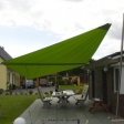 Sonnensegel elektrisch Bodenstedt 3M / 1W II. grünes Segel vor einem Haus