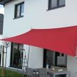 Sonnensegel feststehend Dortmund 3M / 1W IV. rotes Segel vor einem weißen Haus